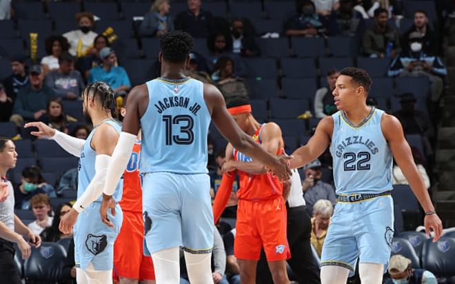 包含社区盾赛前走向成谜，孟菲斯灰熊队长鼓劲，媒体盛赞，阵容厚度经受考验的词条