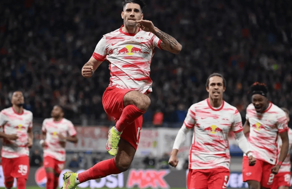 英雄联盟S15赛制-赛前体能课后，莱比锡主帅复盘备战英超，球迷炸锅，年轻球员得到机会的简单介绍